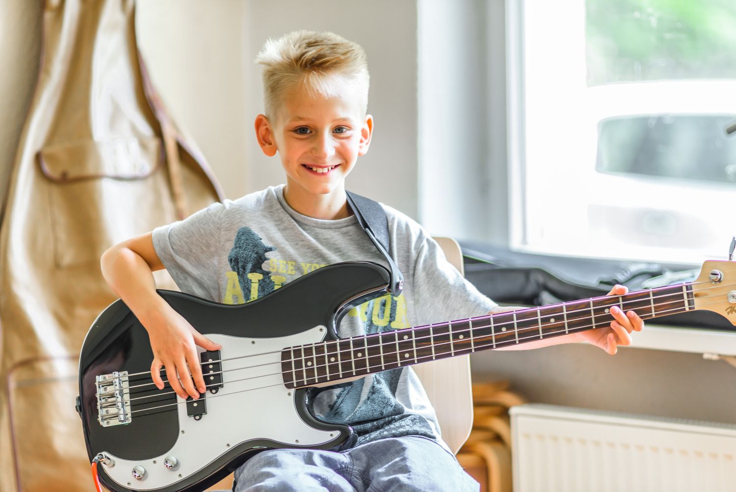 Junge spielt E-Bass