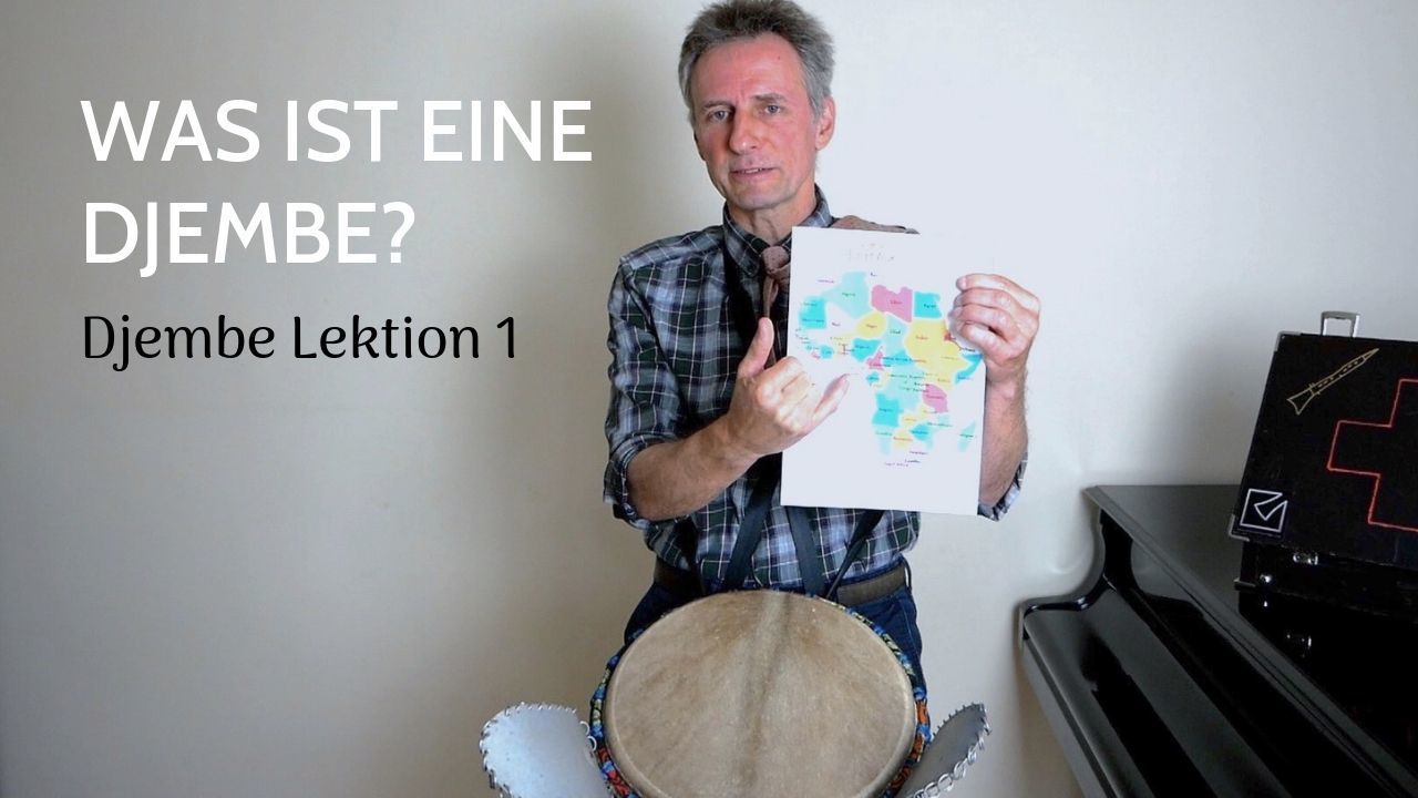 Mann hält Landkarte von Afrika hoch