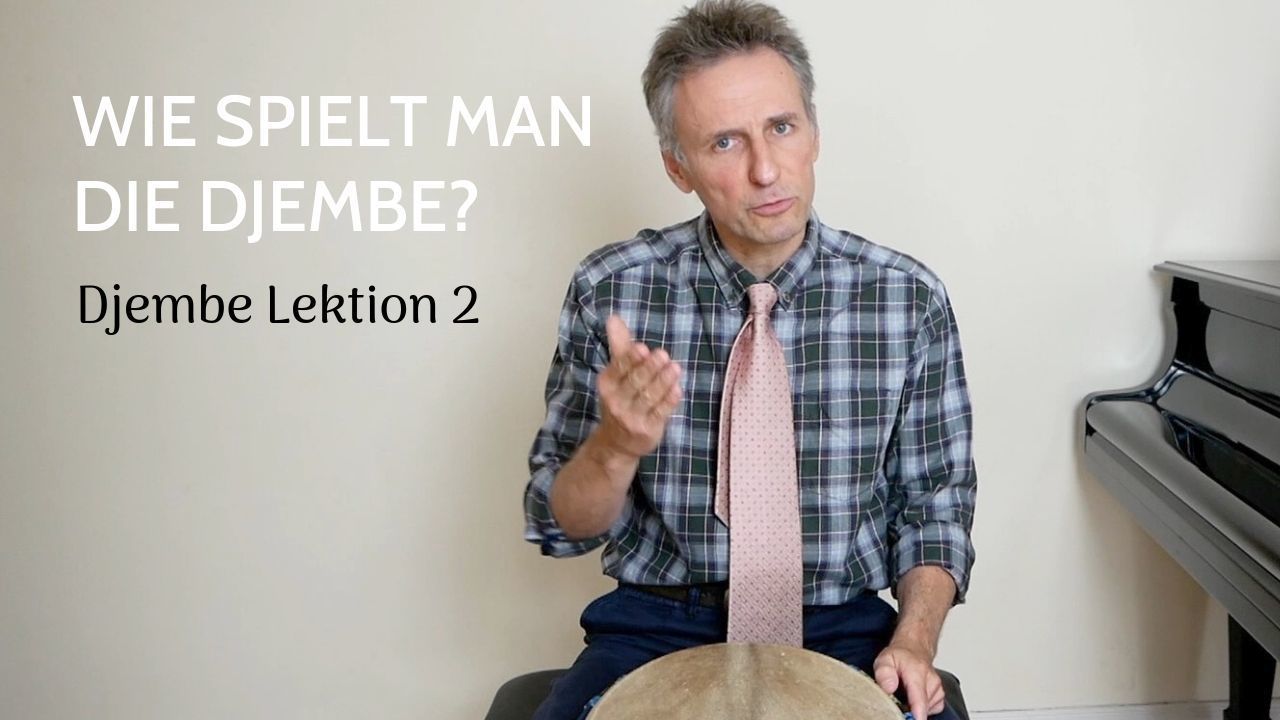 Experte mit der Djembe