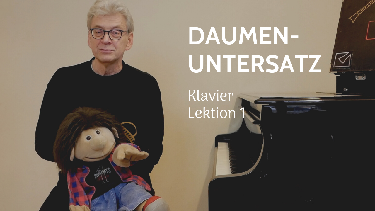 Mann mit Sprechpuppe am Klavier