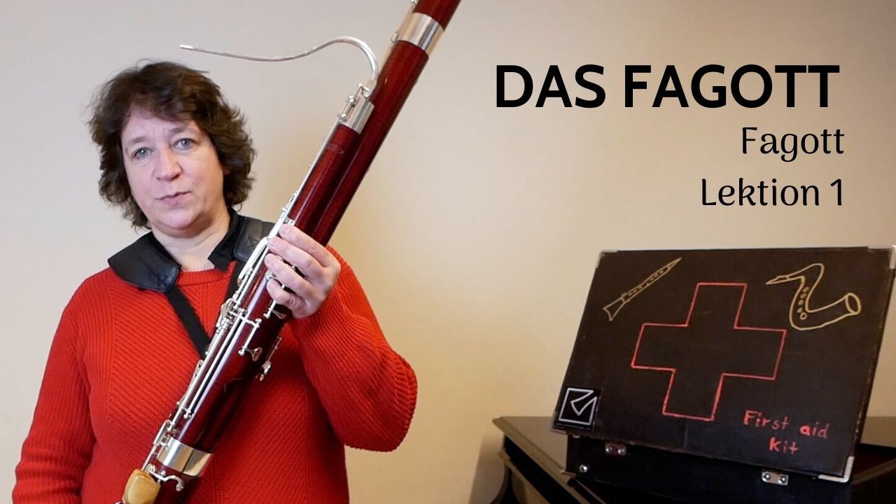 Frau in rotem Pullover hält ein Fagott in der Hand