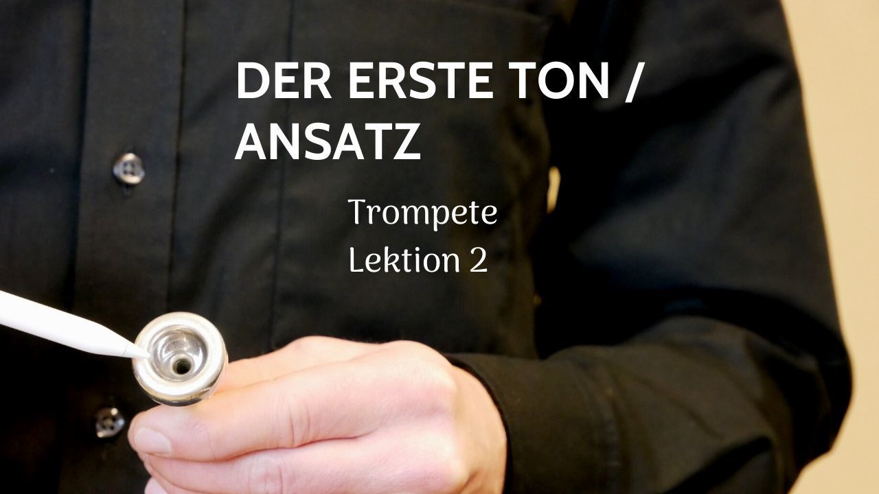 Mann zeigt Mundstück einer Trompete