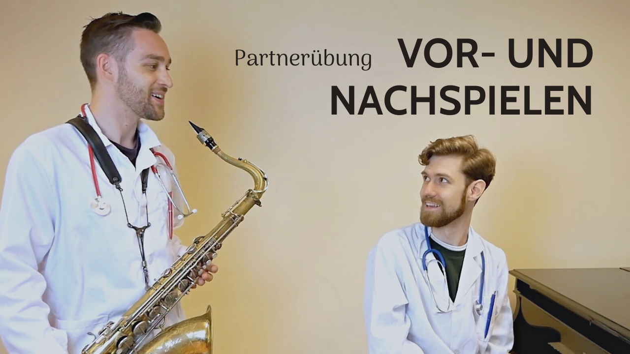 Zwei Männer mit weißem Kittel am Klavier und mit Saxophon