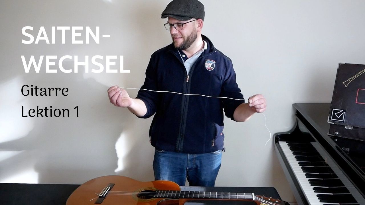 Mann mit Gitarrensaite zwischen beiden Händen