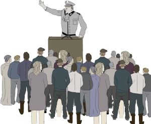 Mann in Uniform spricht zu Menschenmasse