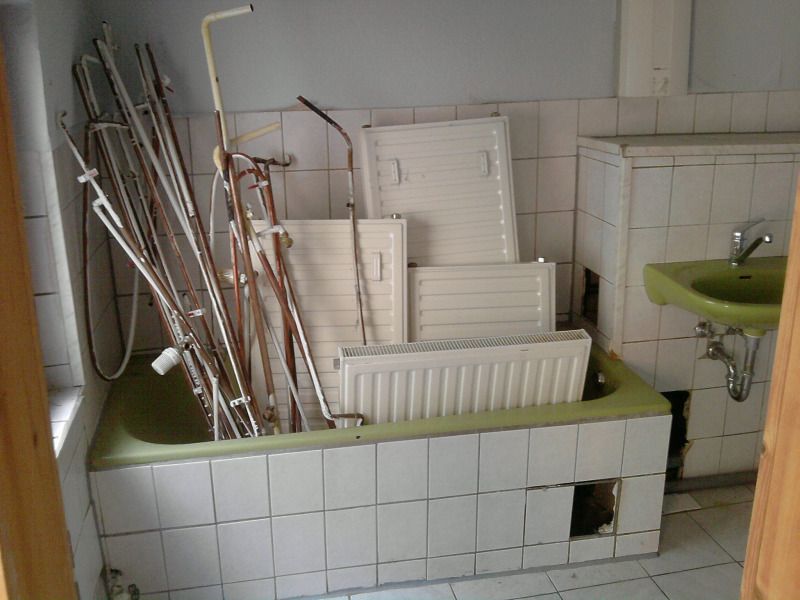 Schrottimmobilien_Heizungsmüll in Badewanne