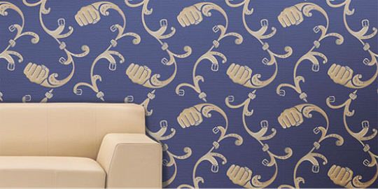 Beiges Sofa mit blauer Tapete die ein Muster aus Fäusten zeigt