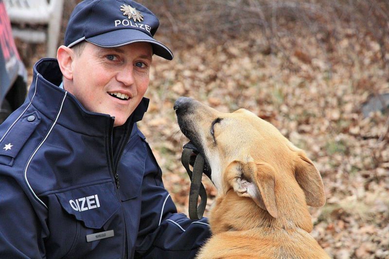 Diensthundeführer mit Diensthund