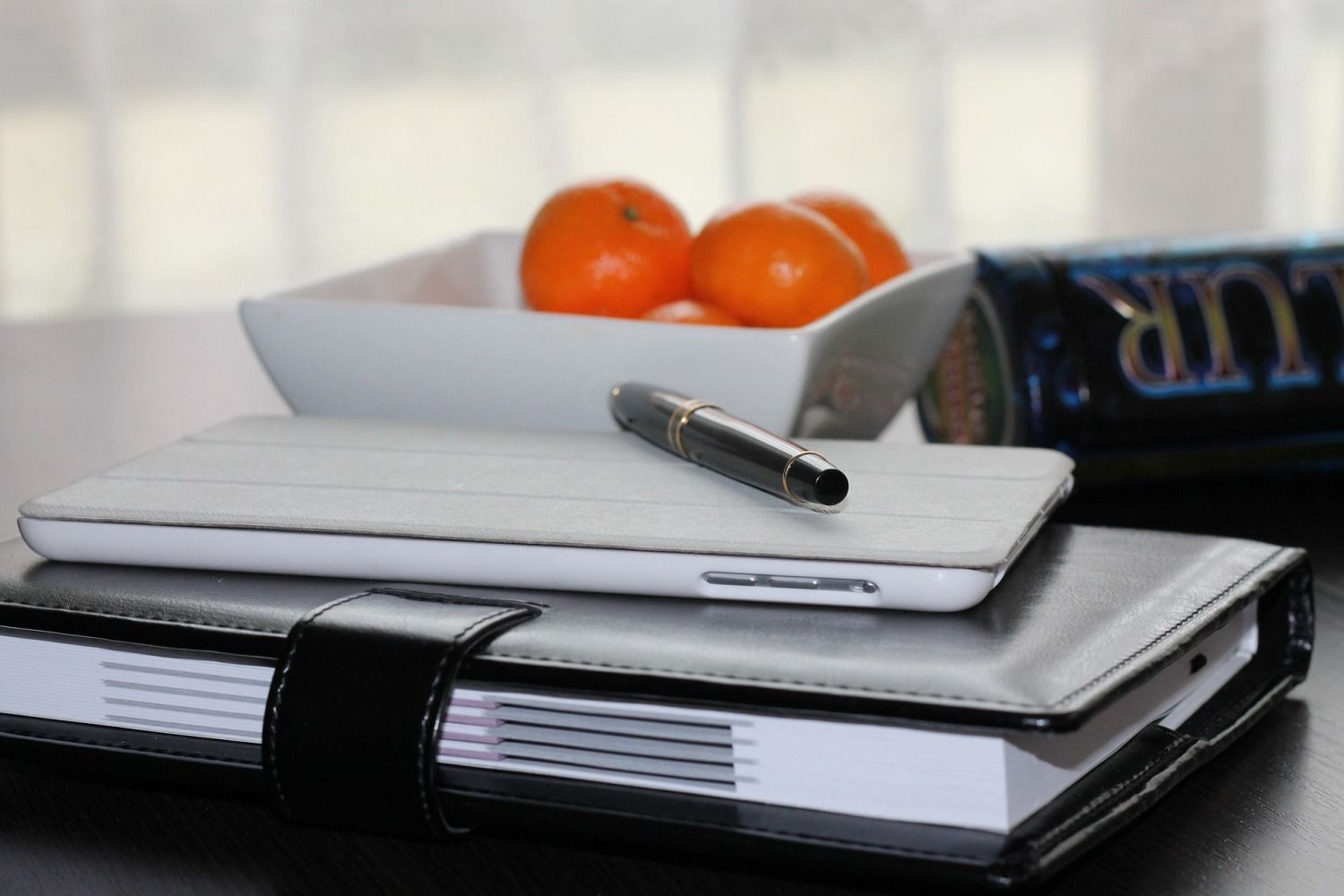 Tablet und Stift auf einem Organizer