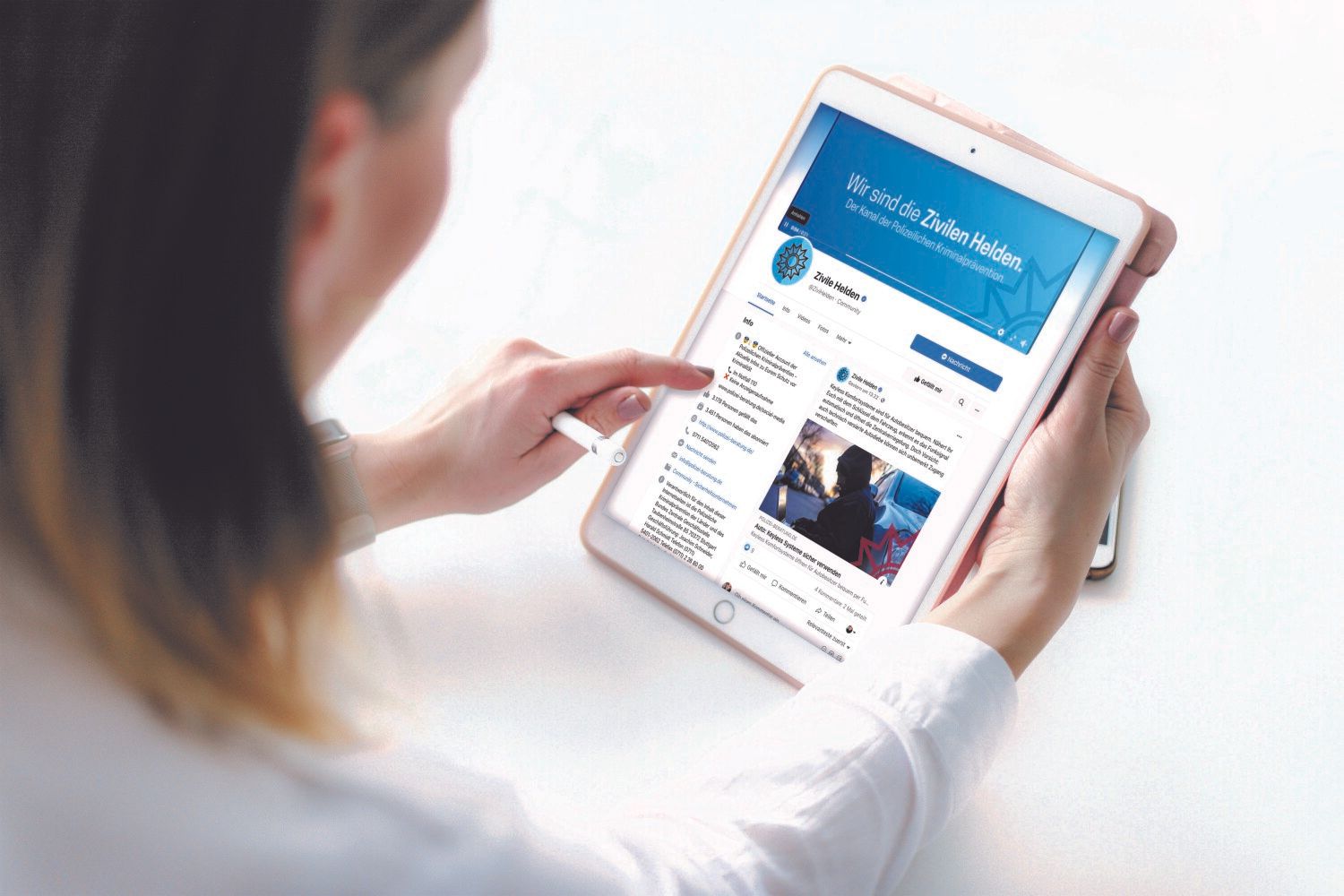 Frau mit einen Tablet in der Hand