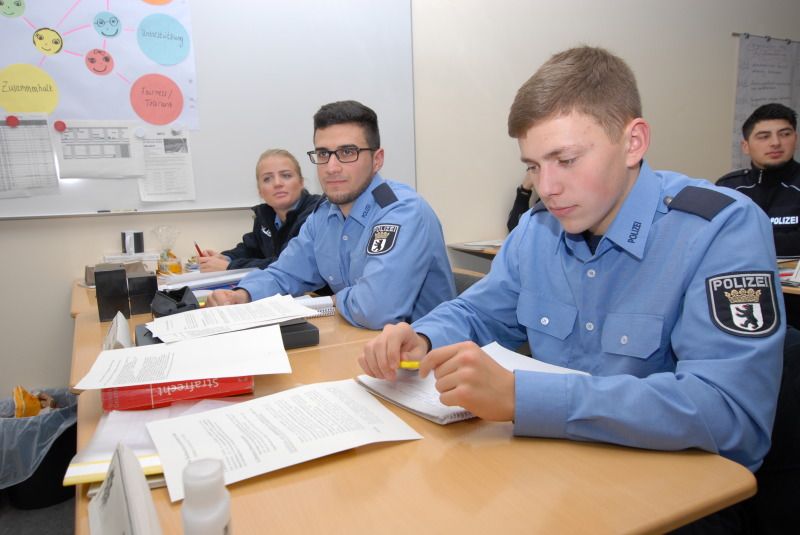 3 Auszubildende im Klassenraum
