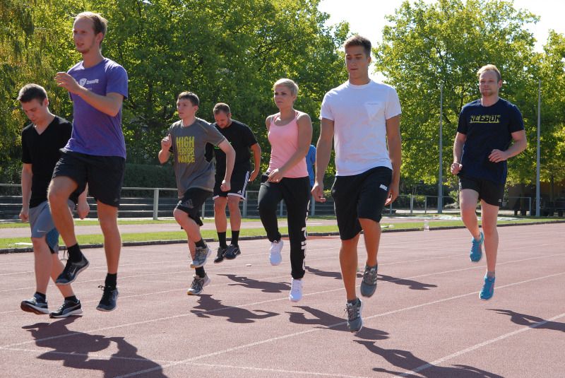 Auszubildende bei Laufübungen