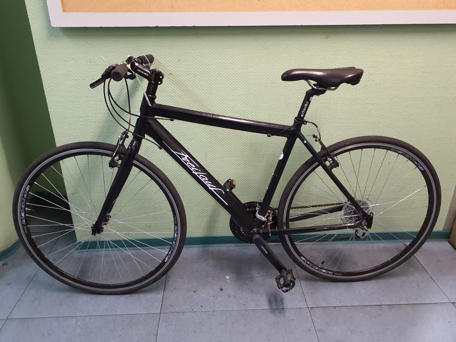 Schwarzes Herrenfahrrad