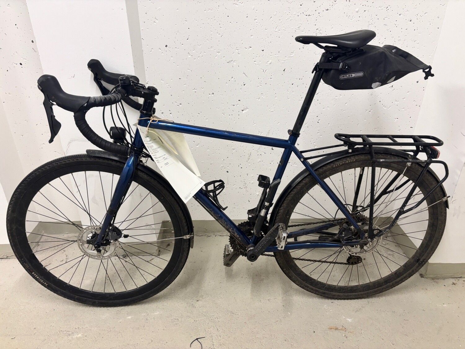 Schwarz-blaues Herrenfahrrad
