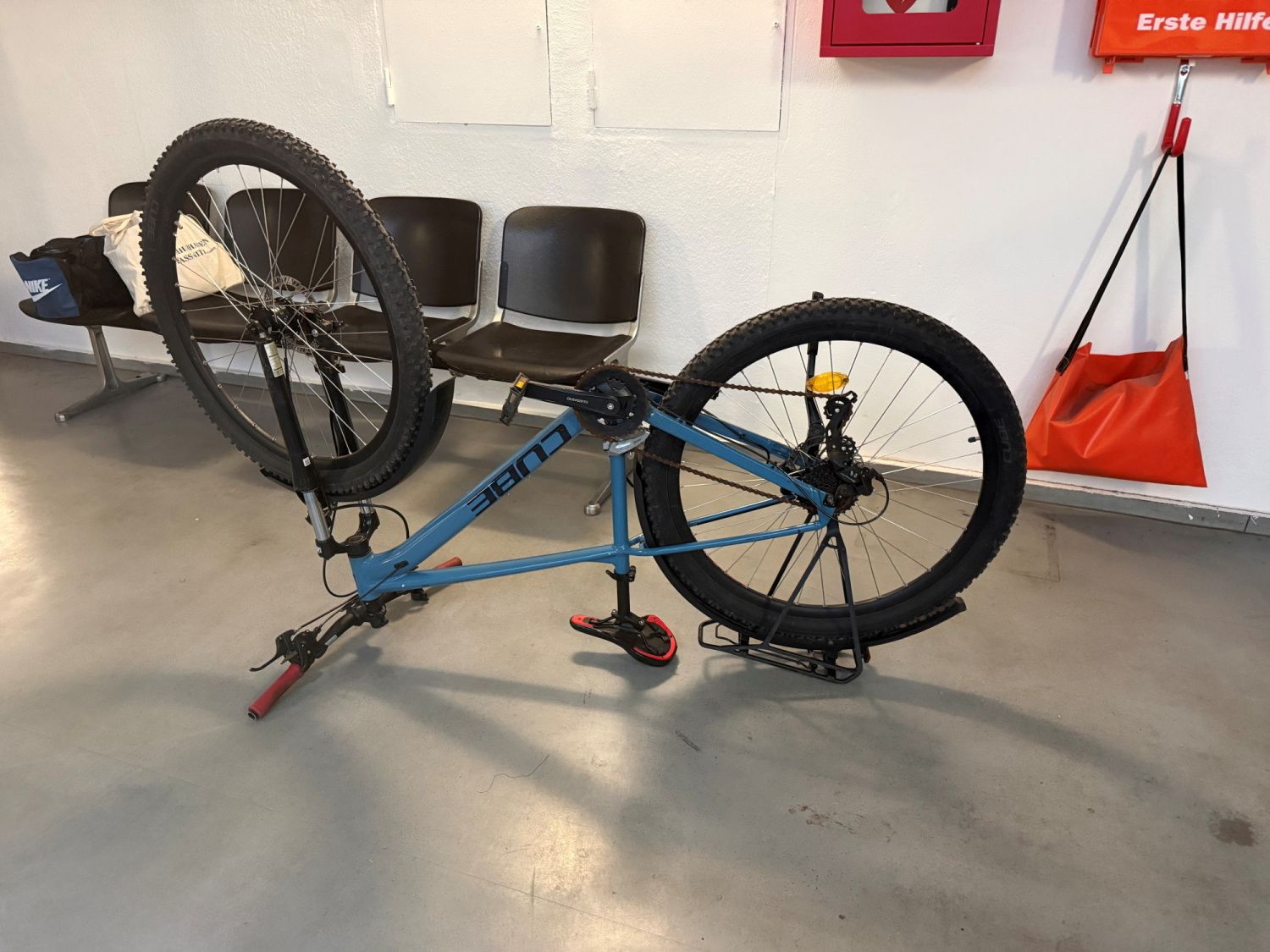 Blaues Herrenfahrrad