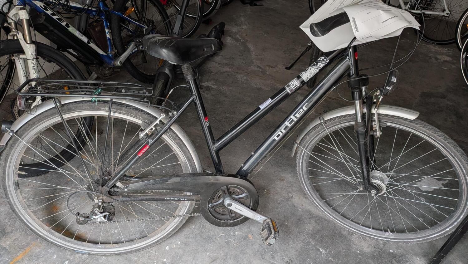 Schwarzes Herrenfahrrad