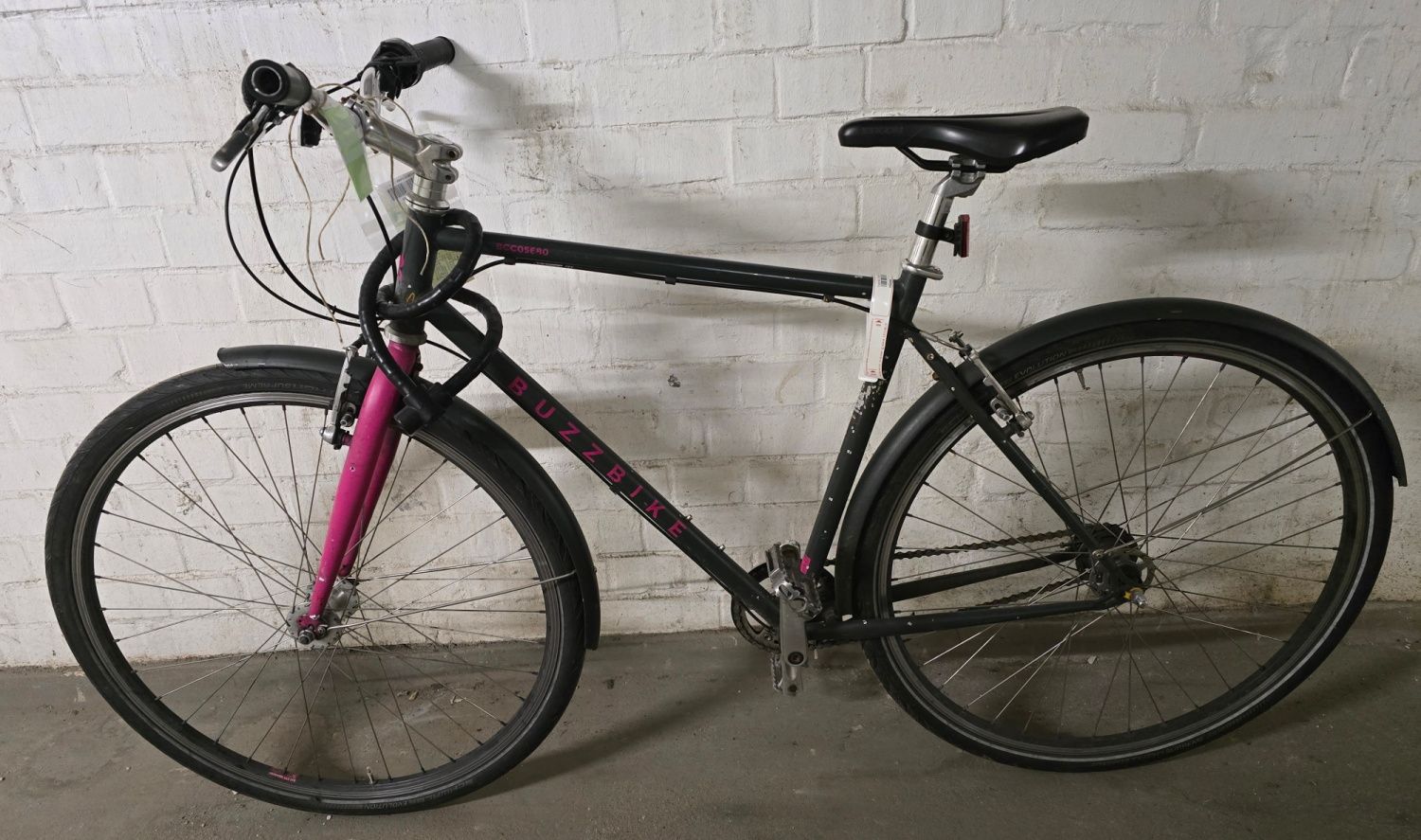 Schwarz-pinkes Herrenfahrrad