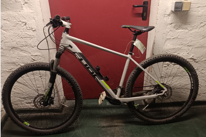 Weißes Herrenfahrrad
