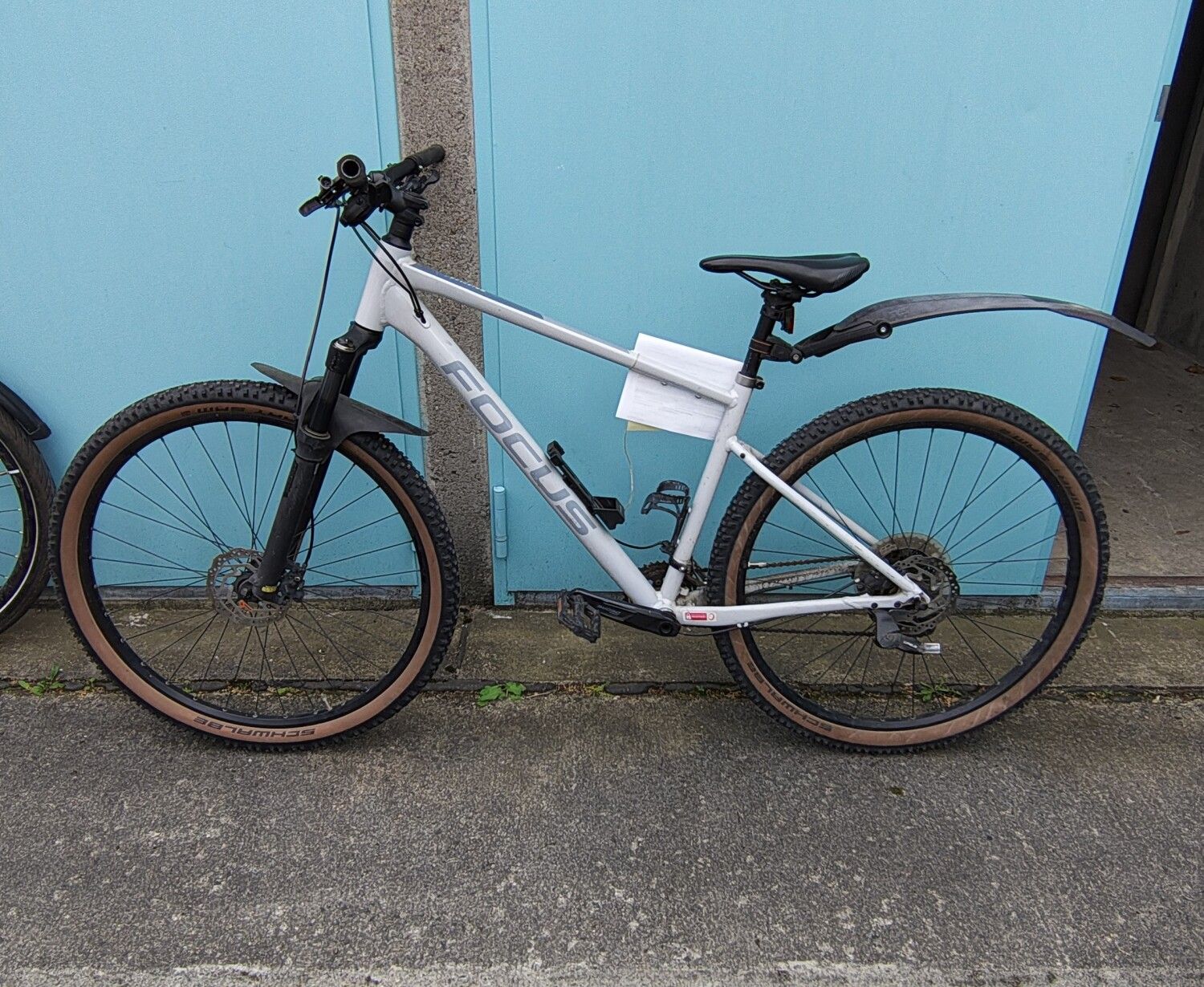 Weißes Herrenfahrrad