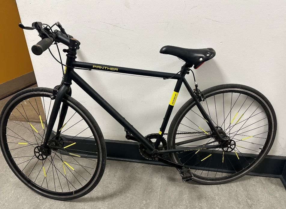 Schwarzes Herrenfahrrad