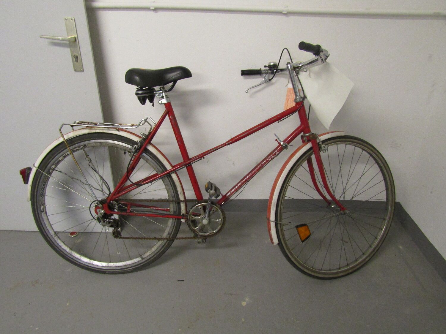 Rotes Damenfahrrad