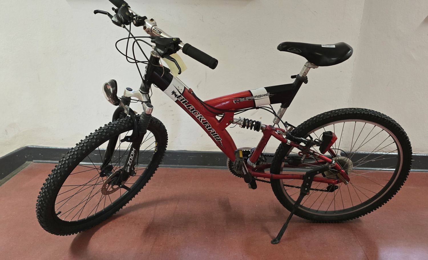 Rot-schwarzes Herrenfahrrad