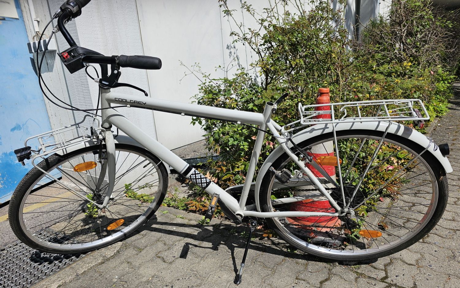 Weißes Herrenfahrrad