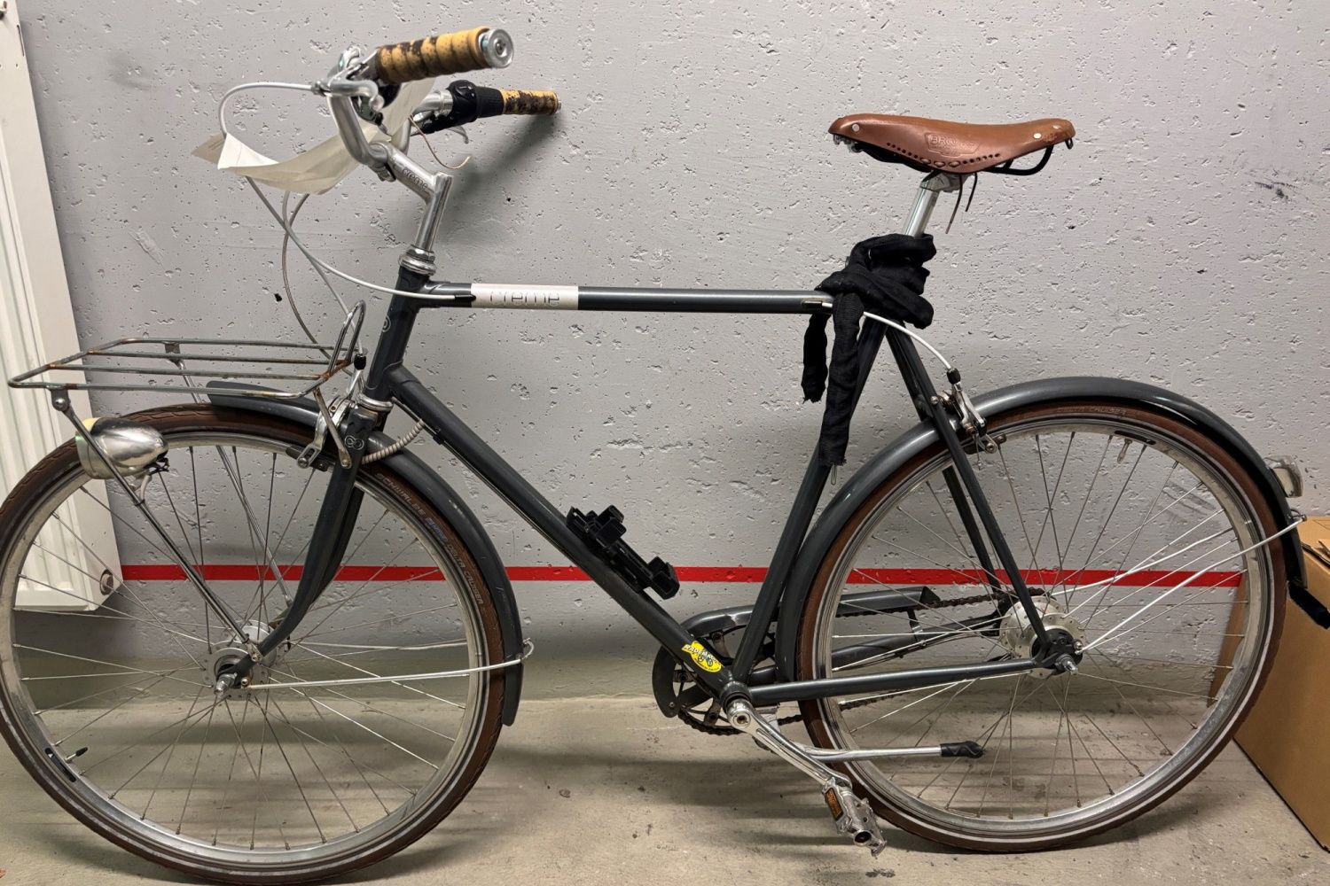 Graues Herrenfahrrad