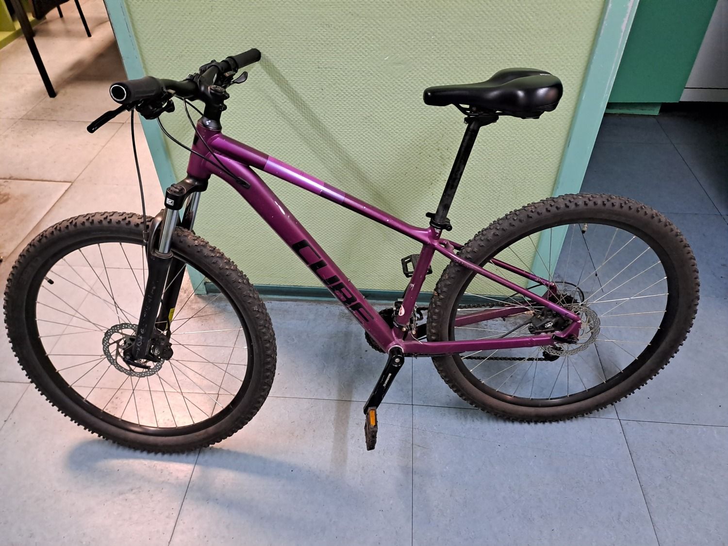 Lilafarbenes Mountainbike