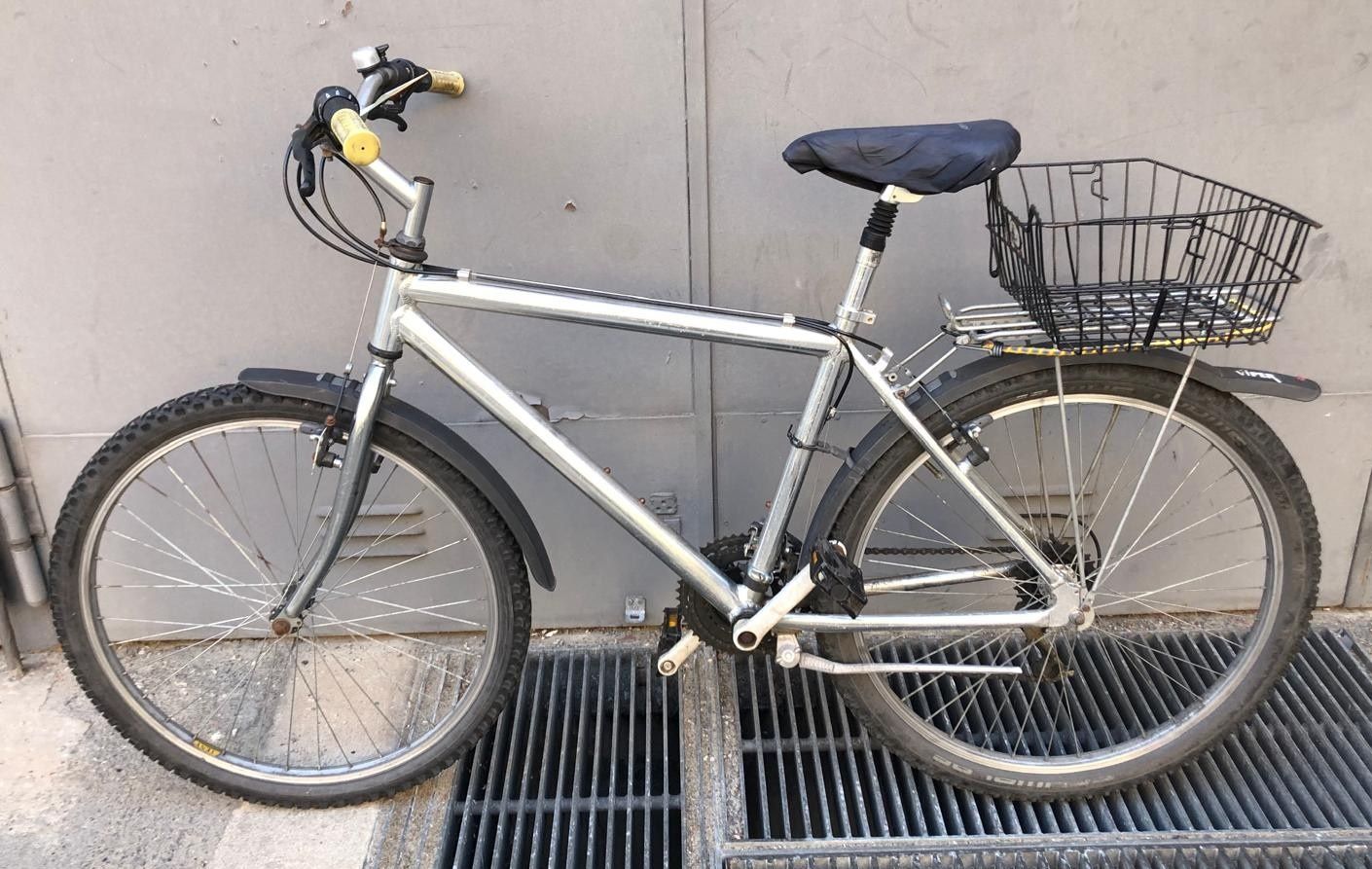 Silbernes Herrenfahrrad