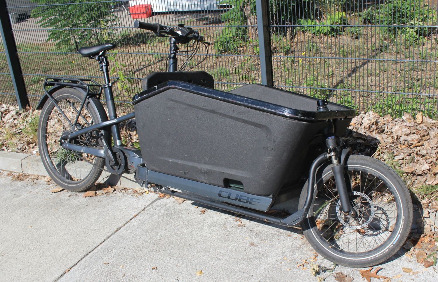 Schwarzes Lastenfahrrad