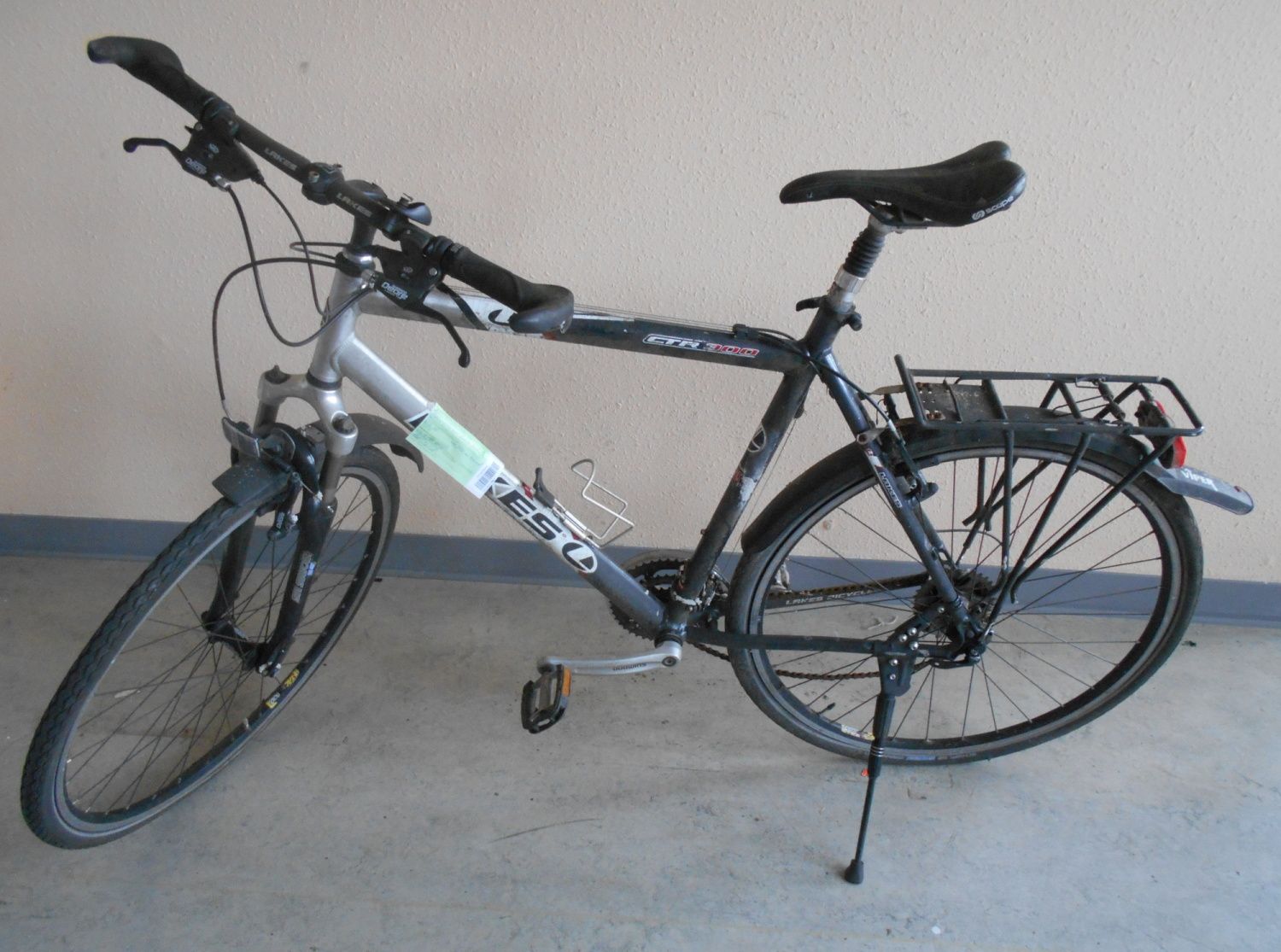 Schwarz-silbernes Herrenfahrrad