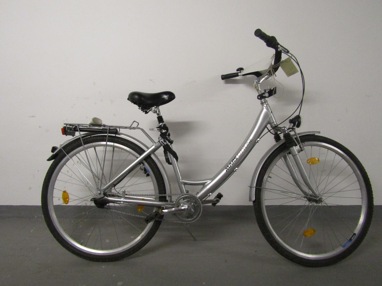 Silberfarbenes Damenfahrrad