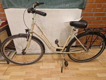 Beigefarbenes Damenfahrrad