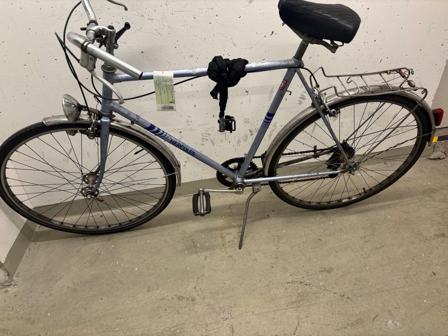 Hellblaues Herrenfahrrad