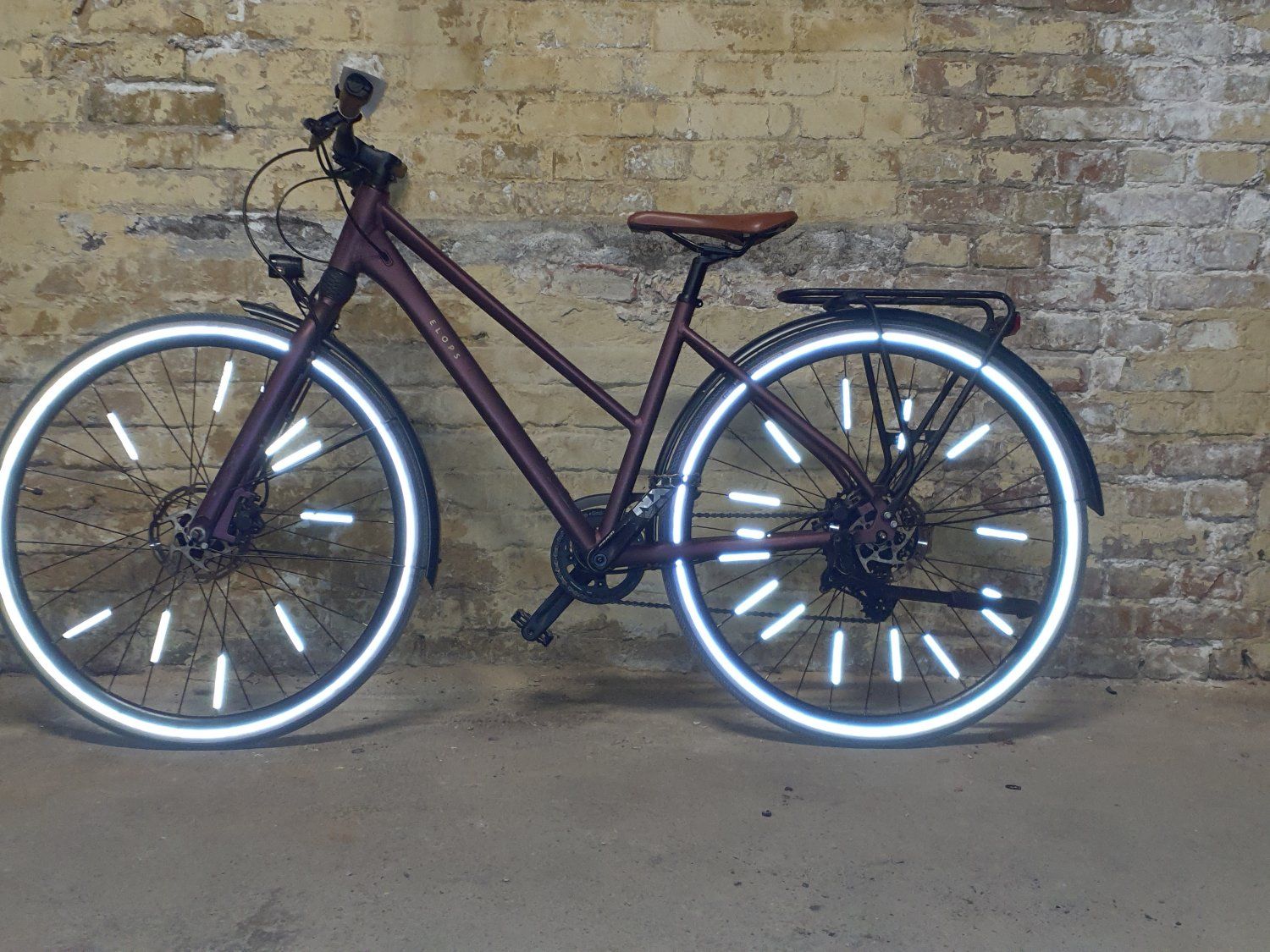 Lilafarbenes Damenfahrrad
