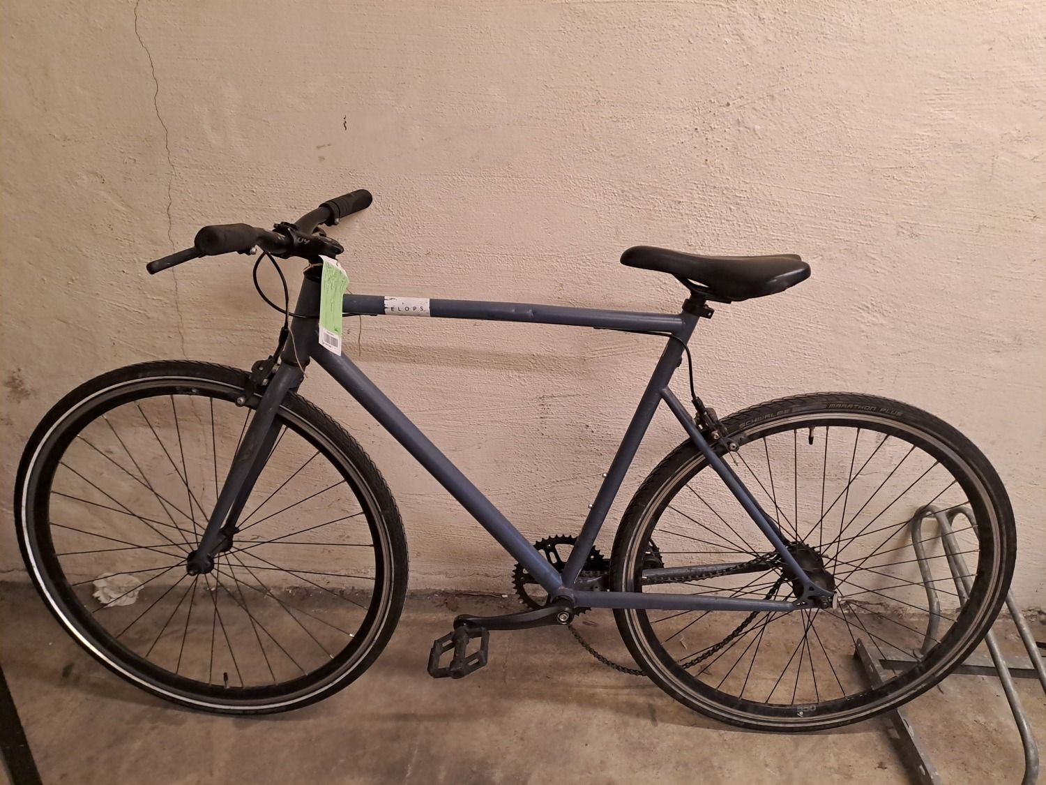 Dunkelgraues Herrenfahrrad
