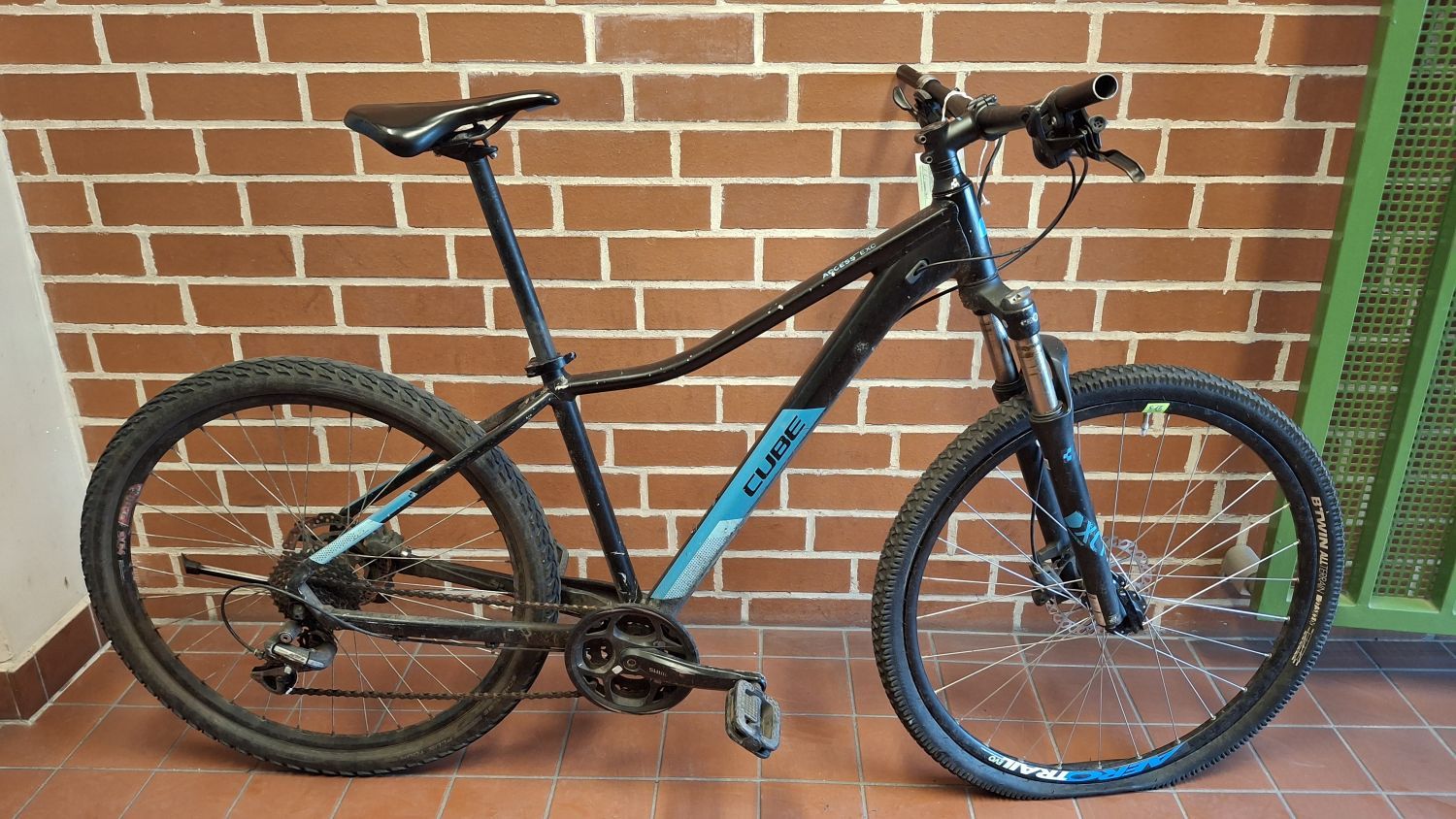 Schwarz-blaues Damenfahrrad