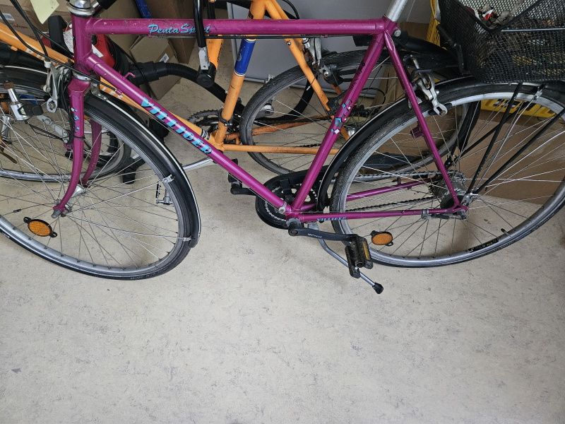 Rotes Herrenfahrrad