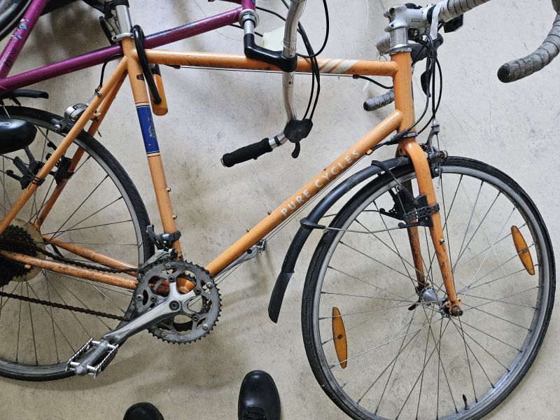 Orangefarbenes Herrenfahrrad