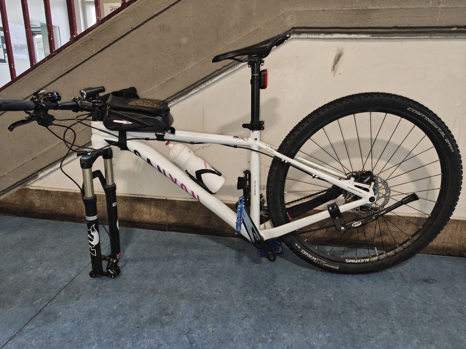 Weißes Herrenfahrrad