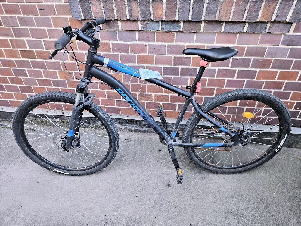 Schwarz-blaues Herrenfahrrad