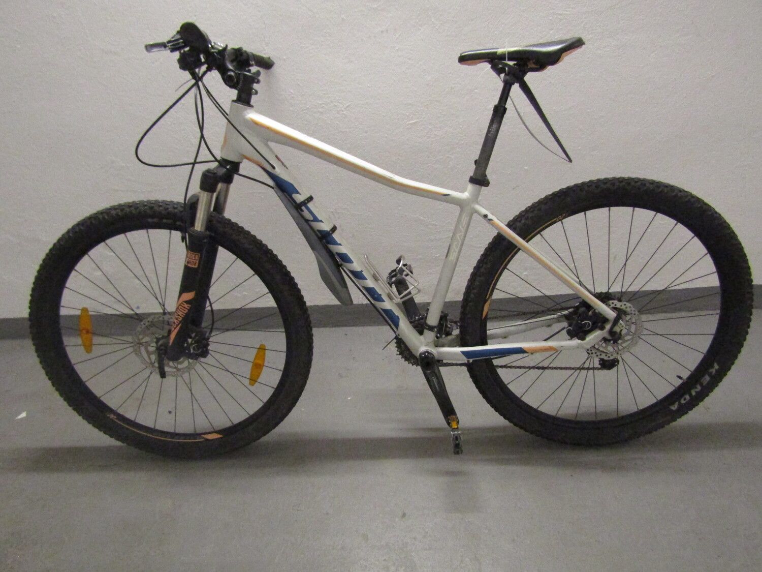 Weißes Herrenfahrrad