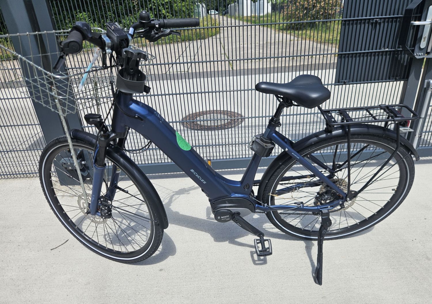 Blaues E-Bike