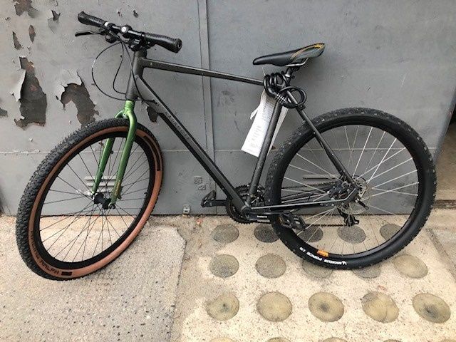 Schwarz-graues Herrenfahrrad