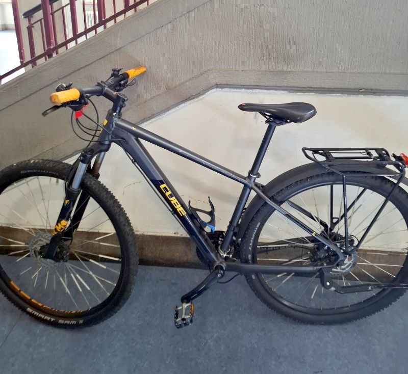 Graues Herrenfahrrad