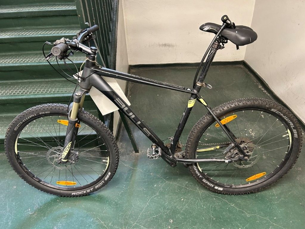 Schwarz-graues Fahrrad