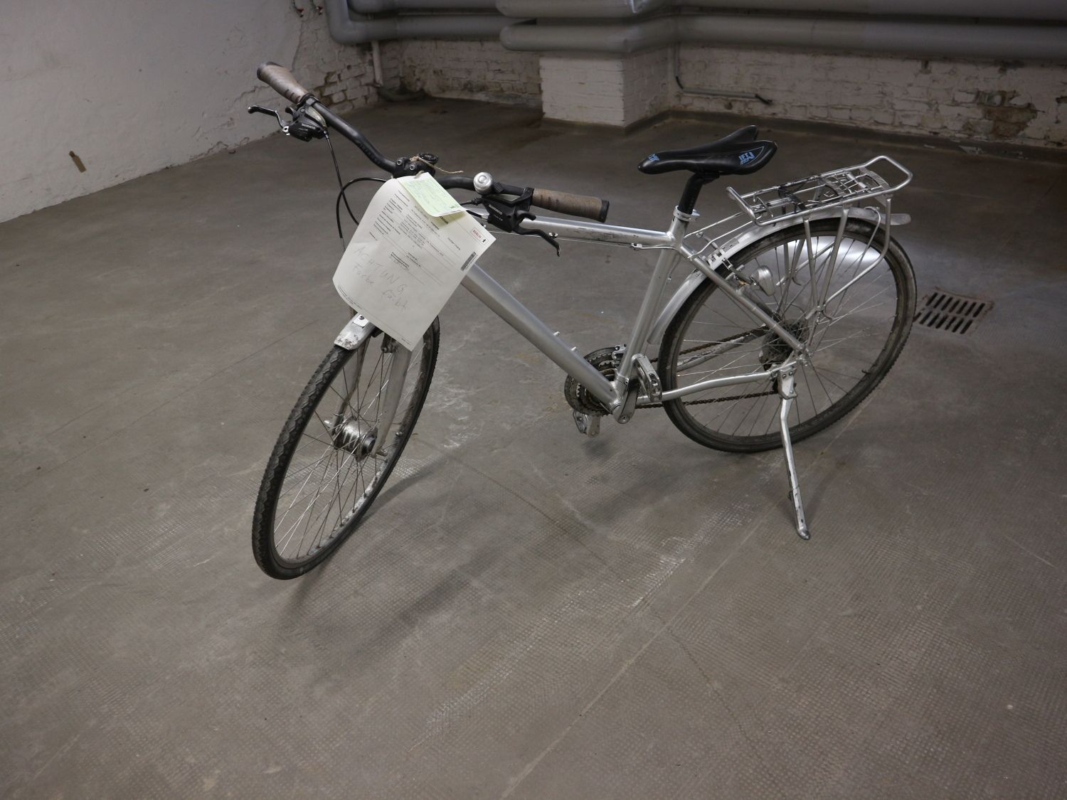Silberfarbenes Herrenfahrrad