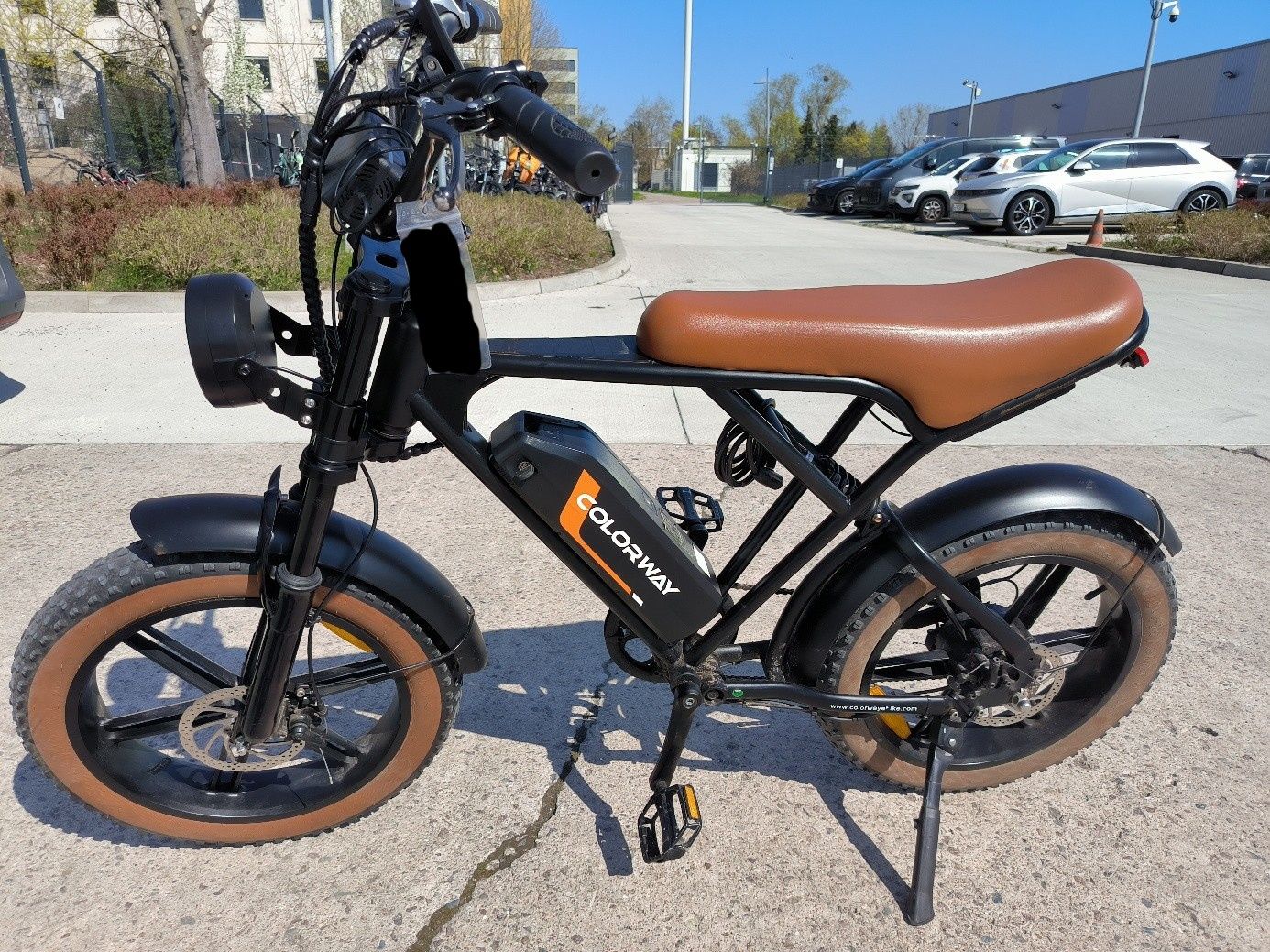 Schwarz-braunes E-Bike