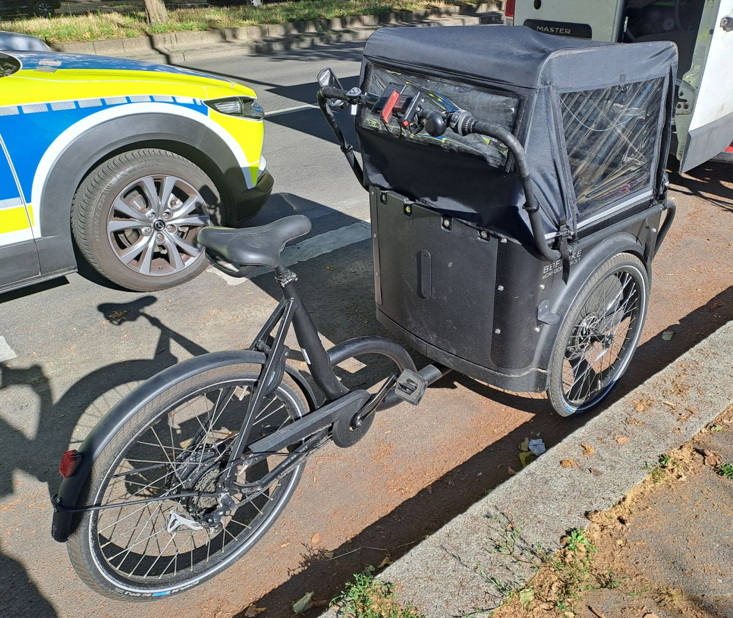 Schwarzes Lastenfahrrad